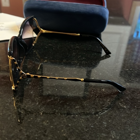 GUCCI SUNGLASSES BLACK GOLD GG0592SK 001 - Picture 5 of 7